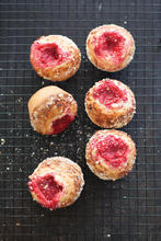 Muffins med fyllning av röda bär