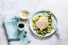 Zucchini och fisk i asiatisk stil