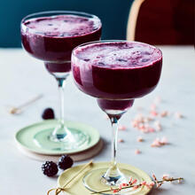 Mocktail med blåbär och svarta vinbär