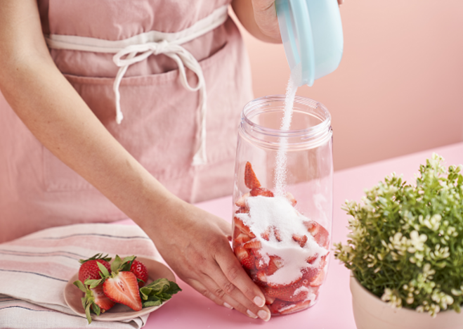 Tupperware Vatten med jordgubbar  och mynta 