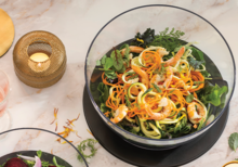 Skruvad sallad med tigerräkor